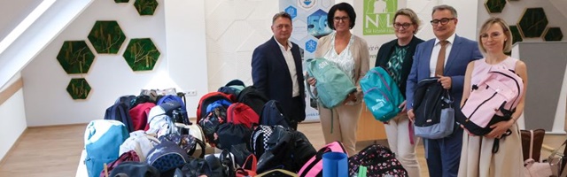 „Egy táska esély” akció során táskák átvétele